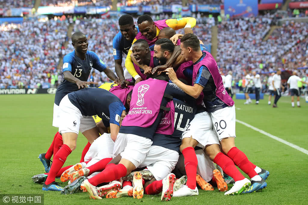 阿斯顿维拉训练开放日，冲刺阶段遗憾出局引欢呼，德甲在即，赛程密集仍需轮换的简单介绍